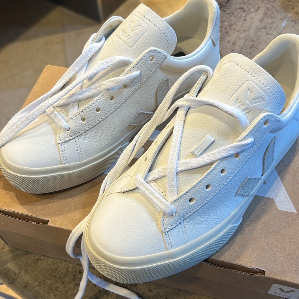 Brand new women's Veja Campo - Size 38 / 7